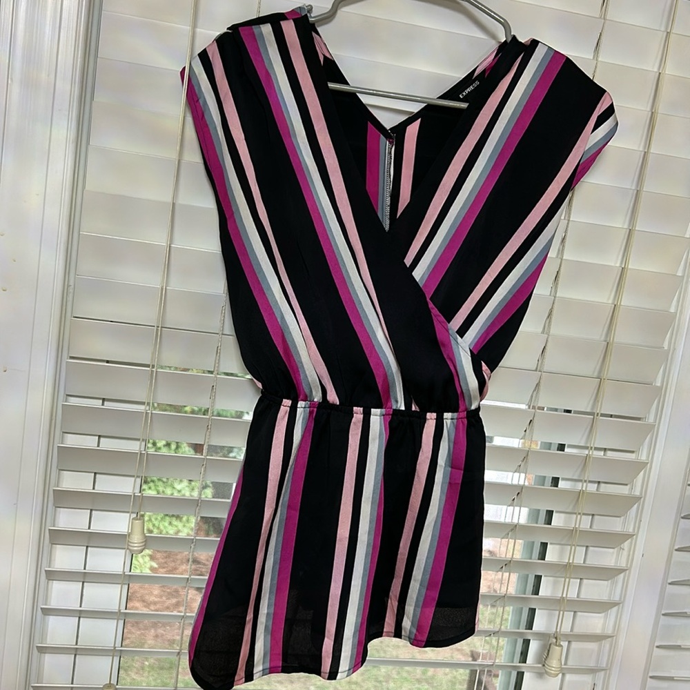 Express tie elastic waist top size medium